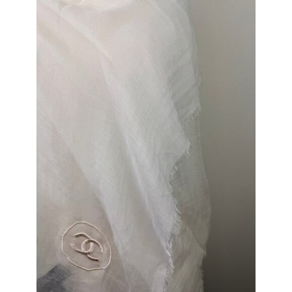 CHANEL Christmas 2009 White LARGE Scarf Cashmere CC Logo Embroidered Around Neck - Picture 4 of 9